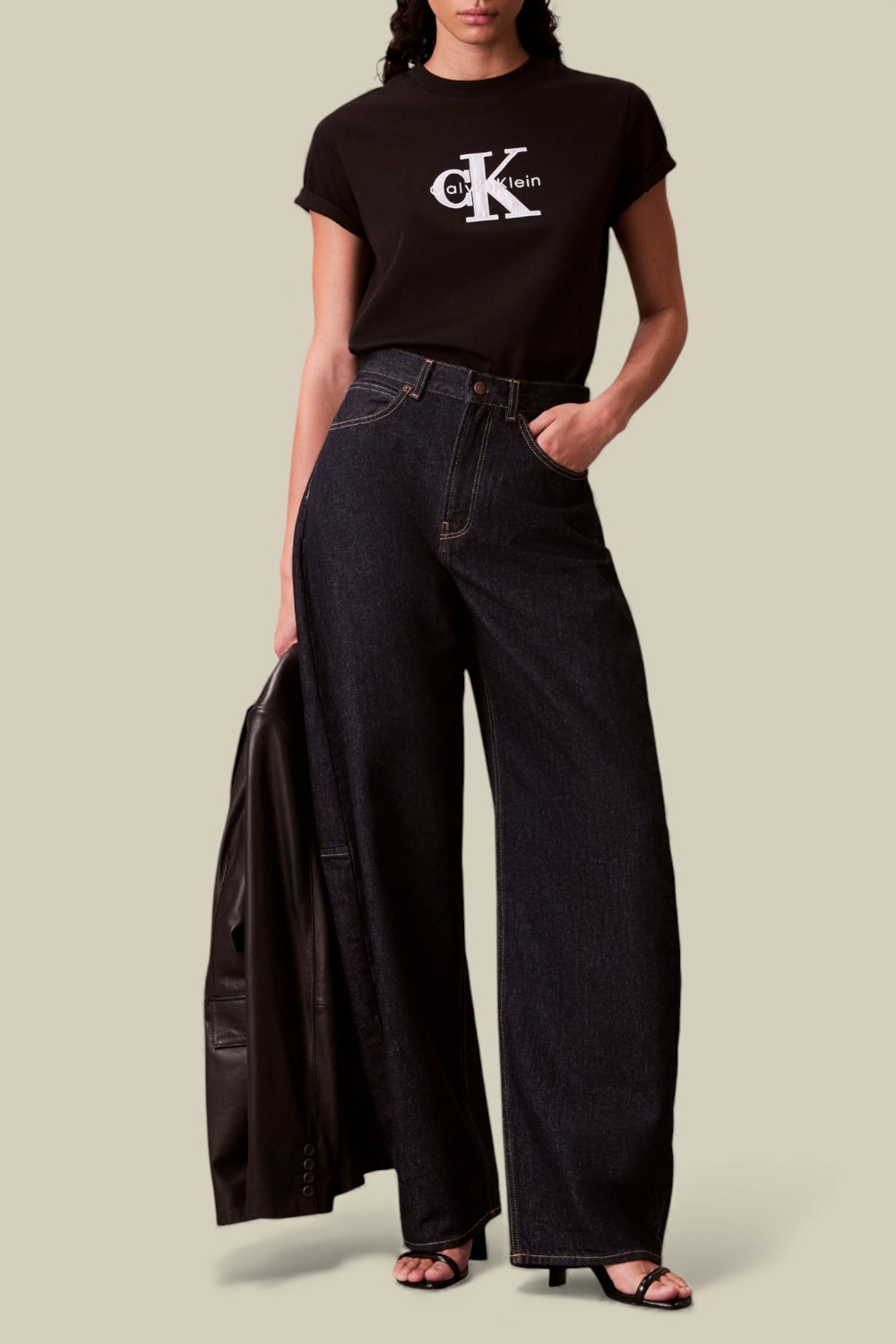 תמונת כל הלוק של חולצת טי